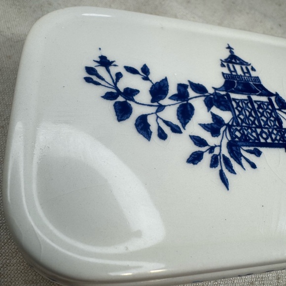 Avon Blue White Chinoiserie Trinket Box 5.1 x 3 Inch Vintage - Picture 3 of 6